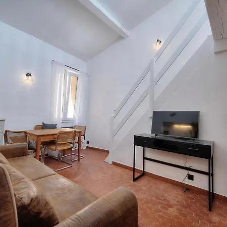 Upstays Renovated 31m Duplex Suquet Apartment *