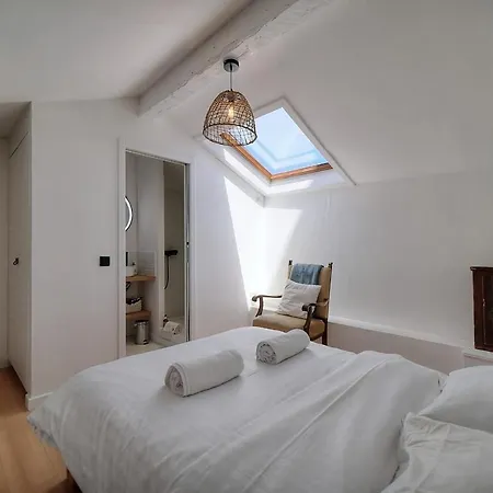 Upstays Renovated 31m Duplex Suquet Apartment