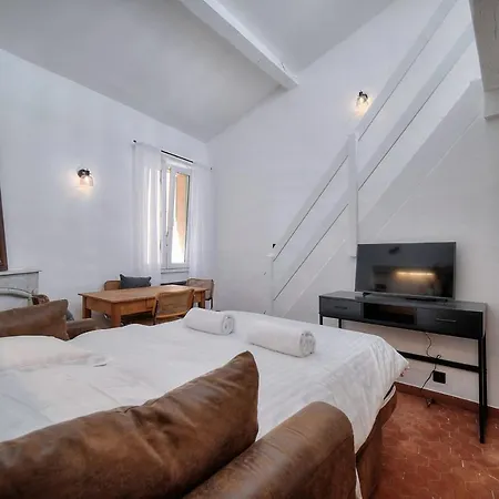 Upstays Renovated 31m Duplex Suquet Cannes
