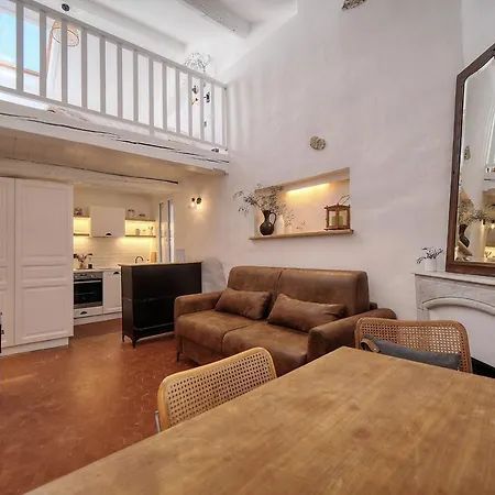 Upstays Renovated 31m Duplex Suquet Apartment