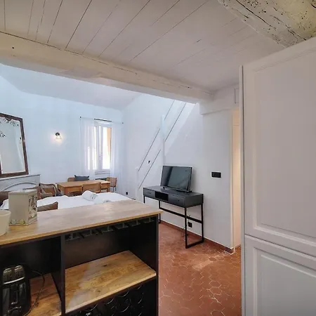 Upstays Renovated 31m Duplex Suquet Apartment