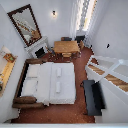 Upstays Renovated 31m Duplex Suquet *