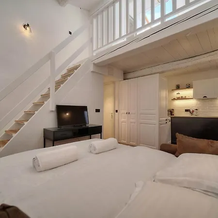 Upstays Renovated 31m Duplex Suquet Apartment Cannes